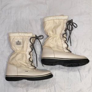 Gently used women’s coach snow boots